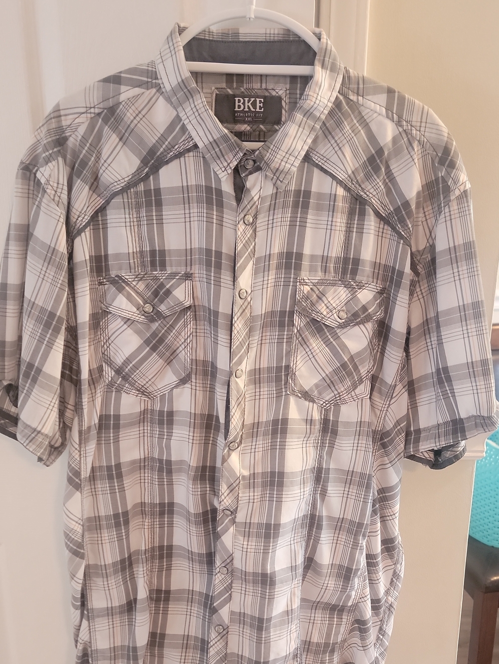 BKE Men's Gray and White Plaid Short-Sleeve Button-Up Shirt